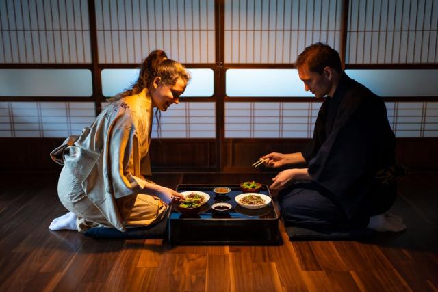 Äta en traditionell måltid på ett ryokan