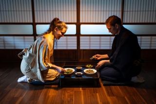 Äta en traditionell måltid på ett ryokan