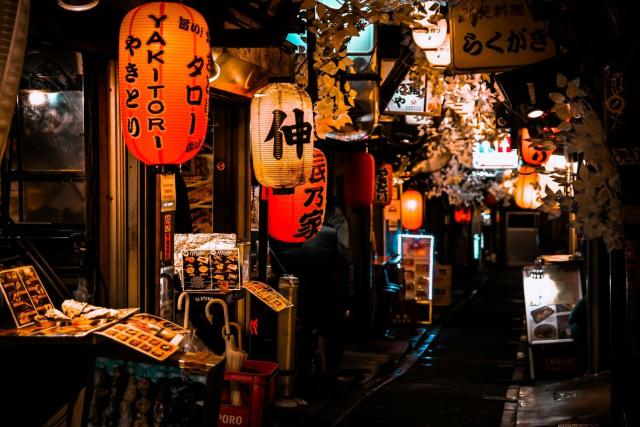 Gata med lokala izakayas i Shinjuku, Tokyo