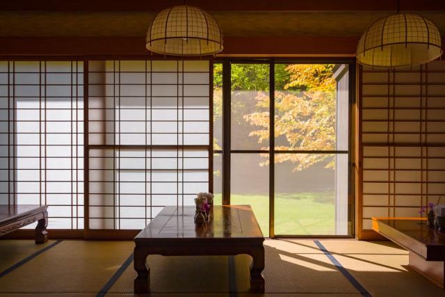 Traditionellt ryokan-rum med tatami