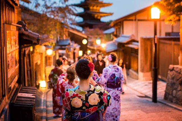Kvinnor i kimono på Sannenzaka, Kyoto