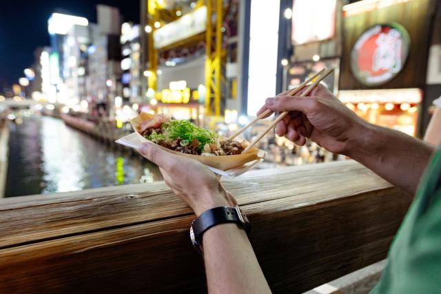 Äta takoyaki i Osaka