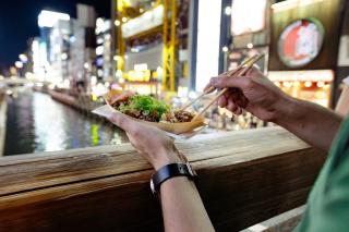 Äta takoyaki i Osaka
