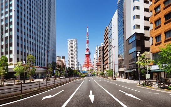 Väg från Tokyo Tower i Shiba Koen, Minato, Tokyo, Japan