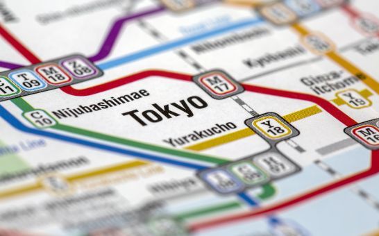 Karta över Tokyos tunnelbanesystem som visar tåglinjer och stationer