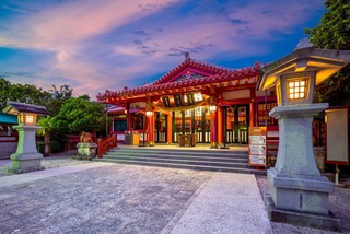 Naminoue Shrine på kvällstid