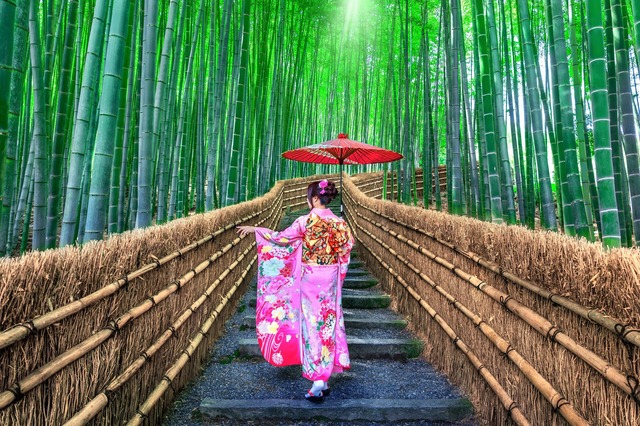 Kvinna i kimono i Arashiyama