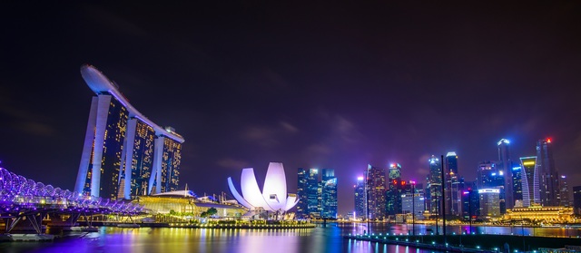 Singapores skyline på kvällstimmarna