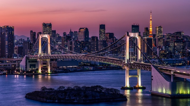Tokyos skyline på kvällstid