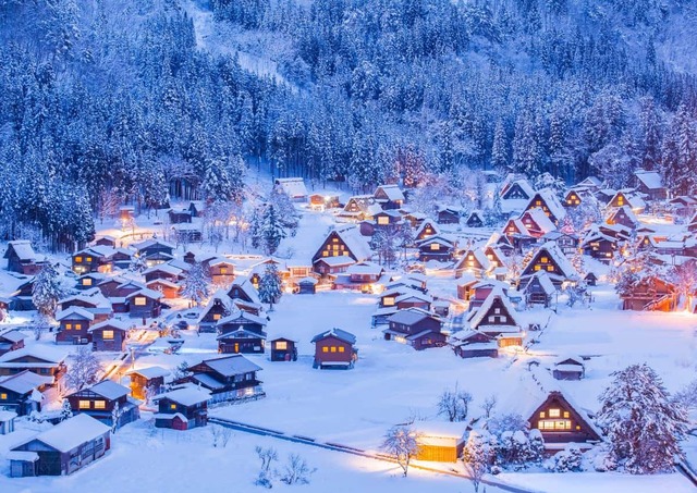 Snötäckta Shirakawa-go – Japans ikoniska by i ett förtrollande vinterljus
