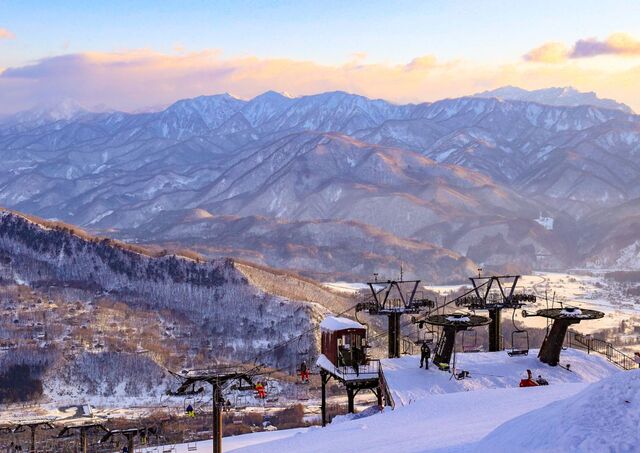 Solnedgång över skidorten Hakuba i Nagano, Japan