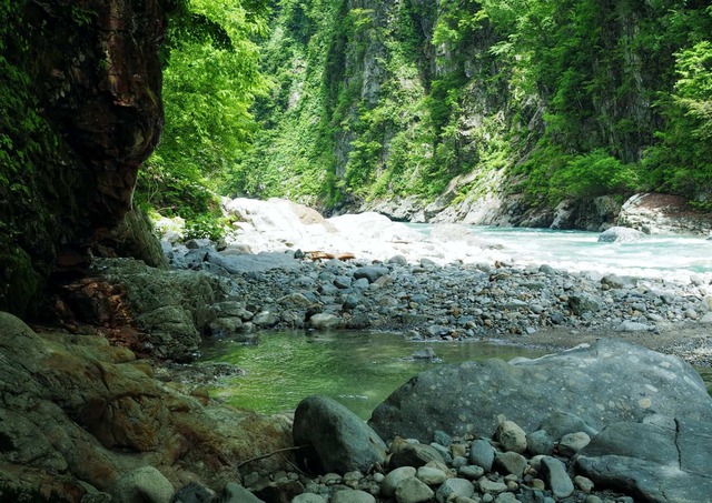 Naturliga varma källor runt Unazuki Onsen