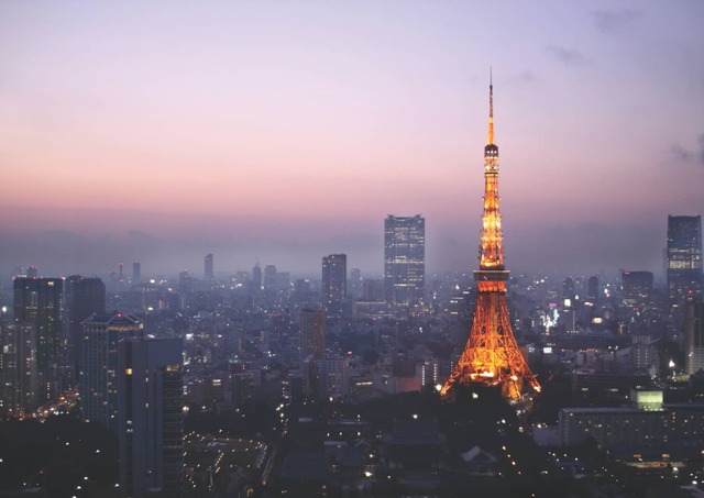 Tokyo Tower upplyst på natten
