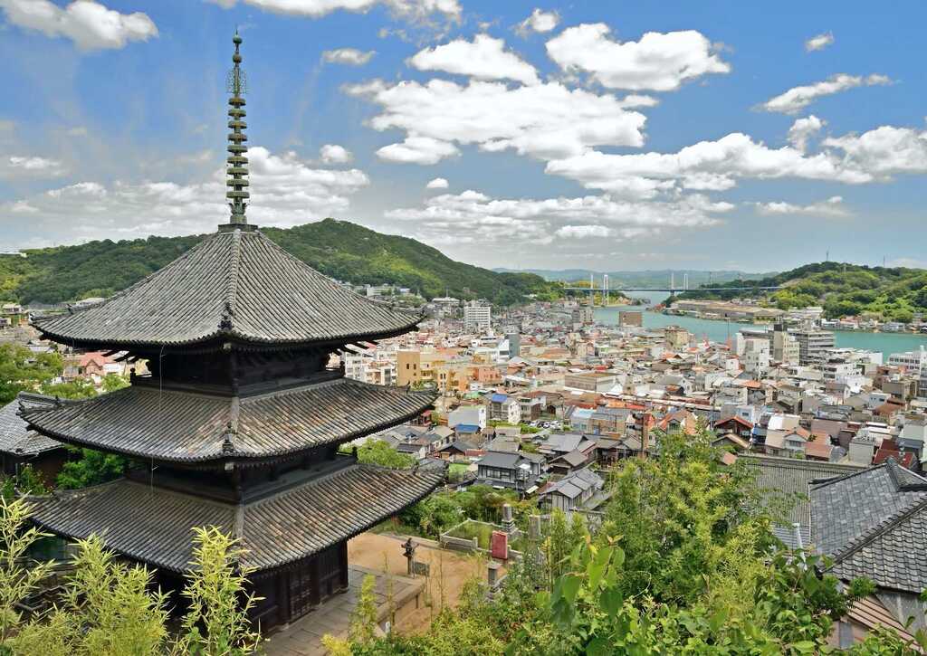 Ten'neiji-templet med utsikt över Onomichi