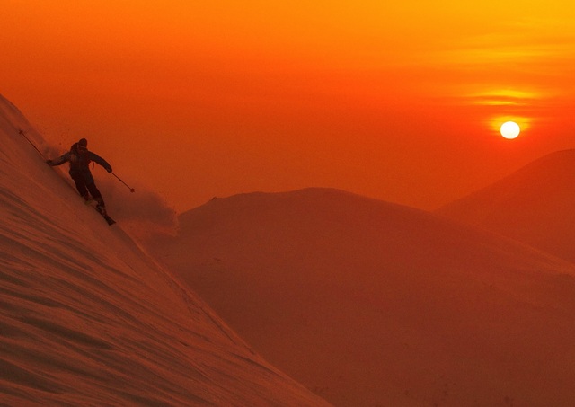 Skidåkning i Niseko vid solnedgången