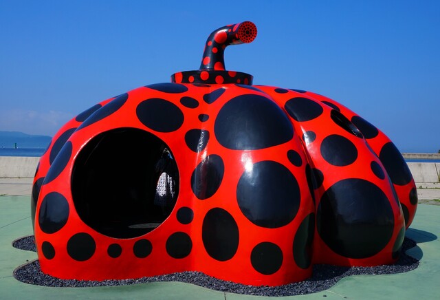 Yayoi Kusamas röda pumpaskulptur vid Benesse Art Site på Naoshima