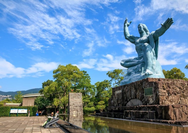 Fredsstatyn i Nagasaki Peace Park, Nagasaki