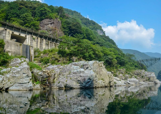 Utsikt från sightseeingbåten vid Oboke Gorge