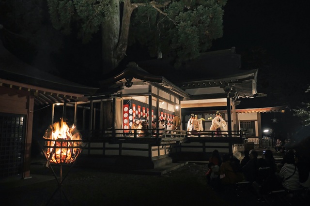 Noh-föreställning på kvällen