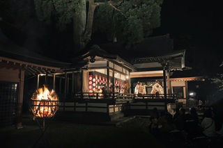 Noh-föreställning på kvällen