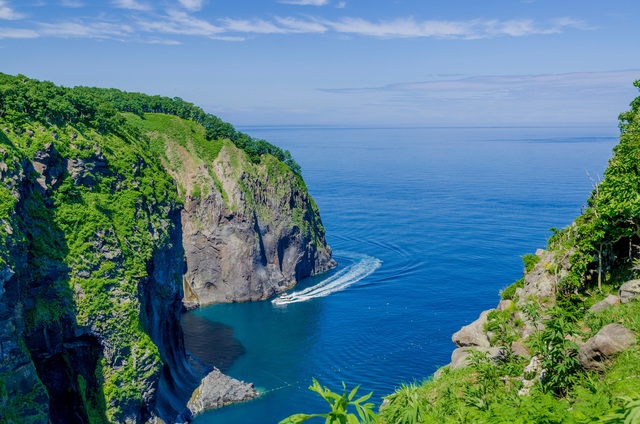 Kryssningsbåt på havet vid Shiretoko