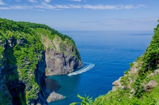 Kryssningsbåt på havet vid Shiretoko