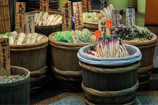 Inlagda grönsaker på Nishiki Market, Kyoto