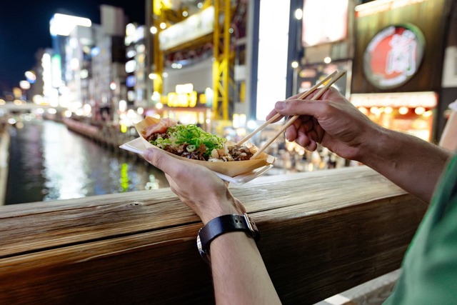 Äta takoyaki i Osaka