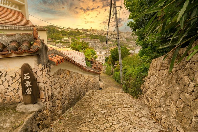 Solnedgång från Shurikinjos stenbelagda väg, Naha, Okinawa