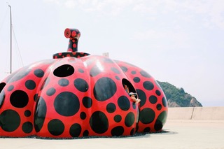 Lekande barn på konstön Naoshima