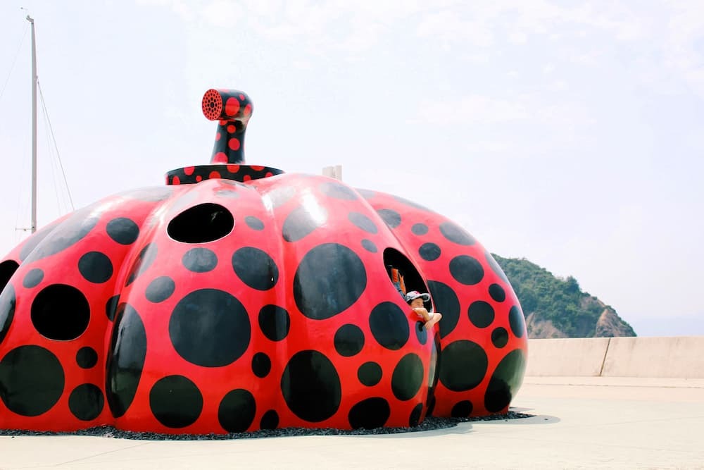Kusama Yayoi röd pumpa i Naoshima, Japan