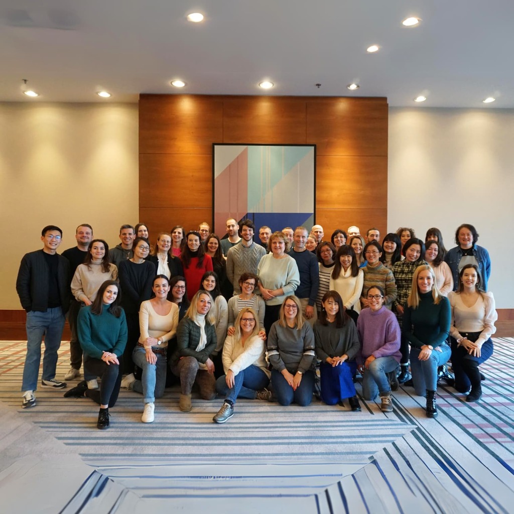 Gruppfoto av Japanspecialistteamet, leende tillsammans.