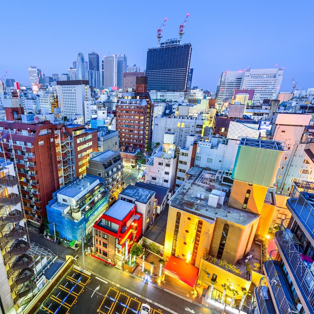 Shinjuku, Tokyo, Japan stadsbild i skymningen