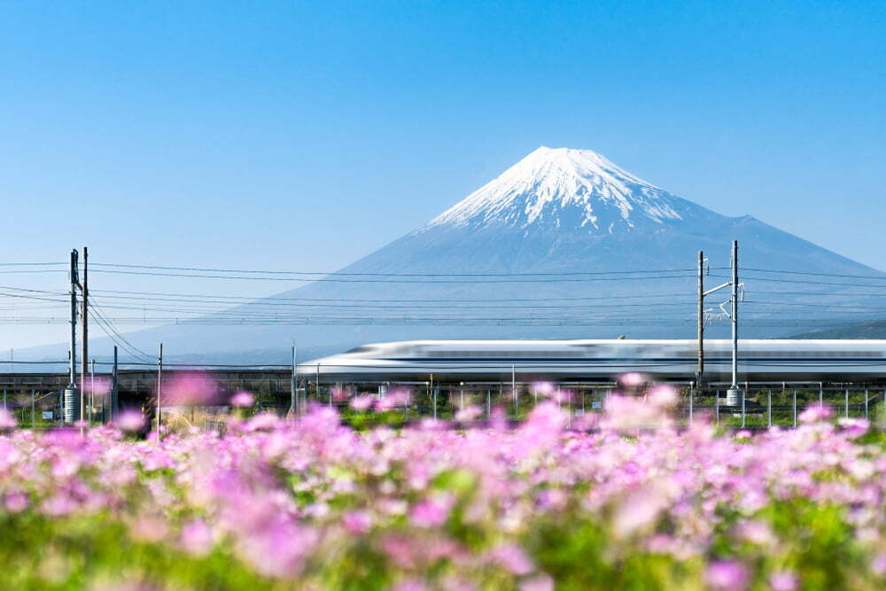 Shinkansen-tåg på väg förbi Fuji-berget