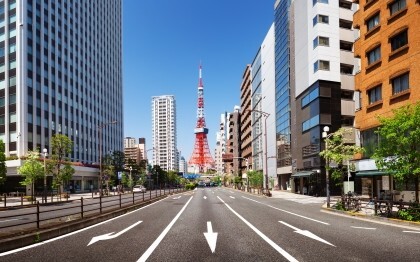 Väg från Tokyo Tower i Shiba Koen, Minato, Tokyo, Japan