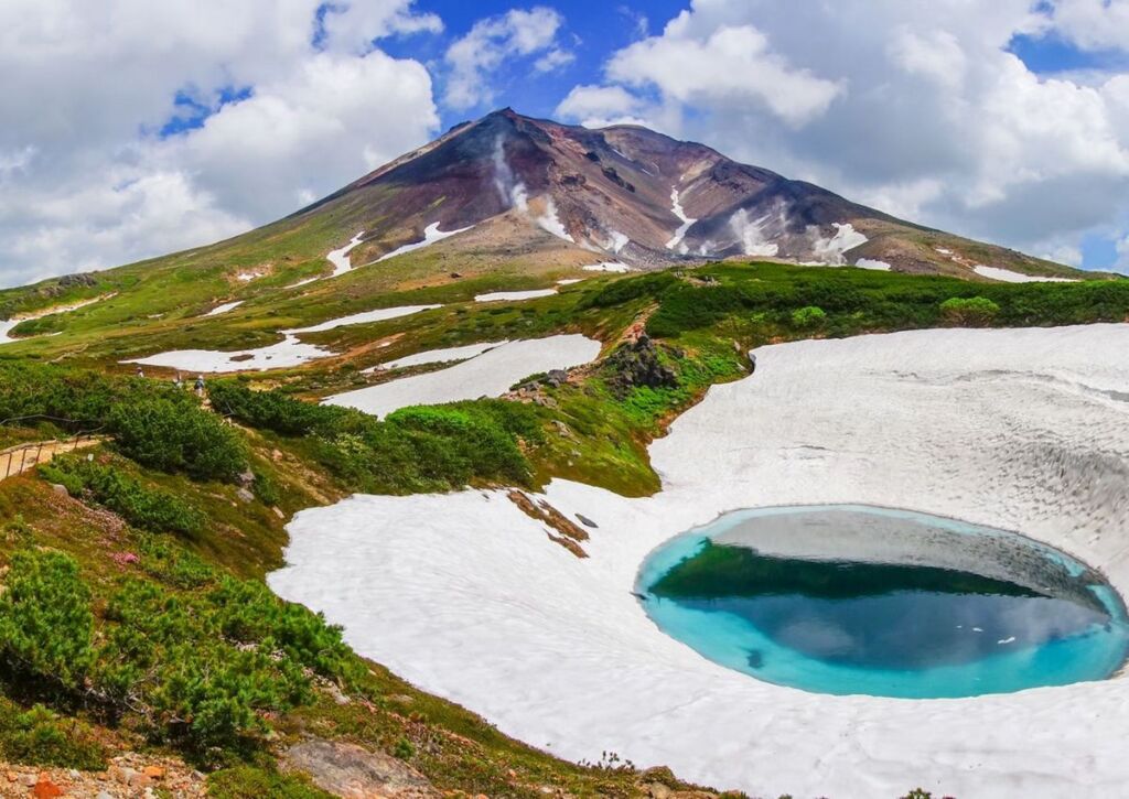 Mt. Asahidake med blå damm