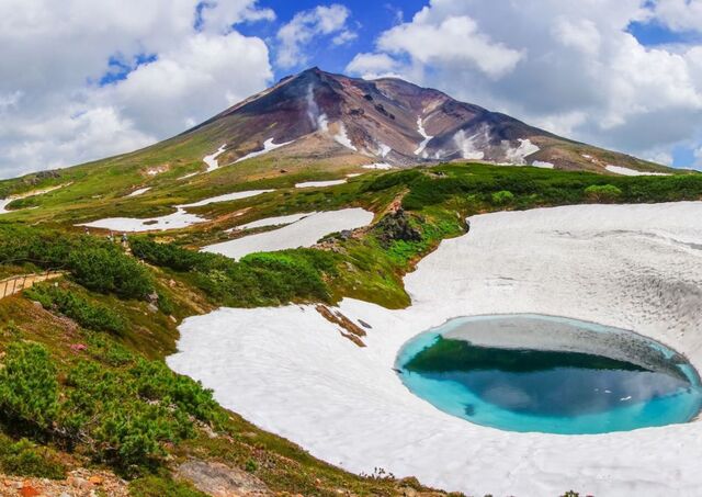 Mt. Asahidake med blå damm