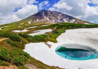 Mt. Asahidake med blå damm