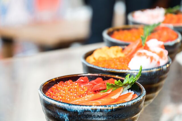 Skålar med färsk fisk och skaldjur på Sapporos Nijo Market