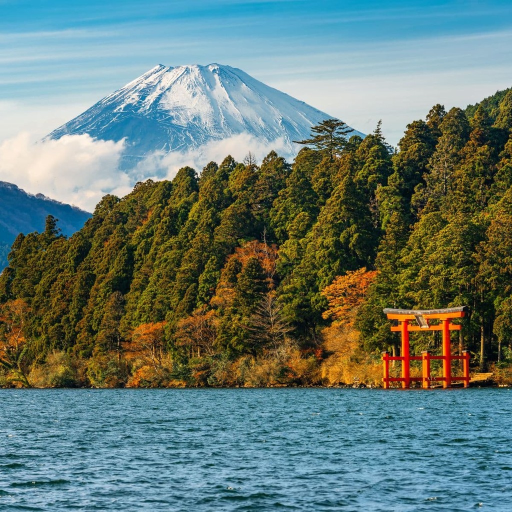 Vacker höstbild av berget Fuji, sjön Ashinoko och den röda Torii-porten, Hakone, Japan