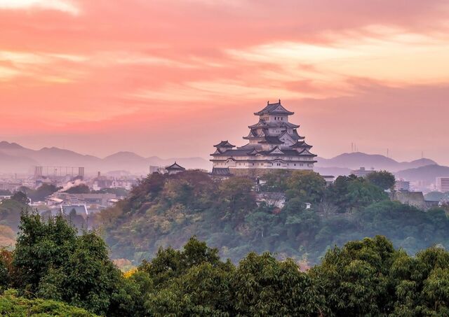 Solnedgång vid Himeji-slottet i Japan