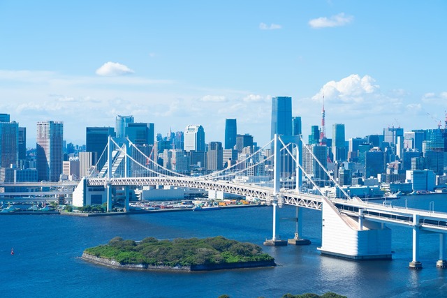 Odaiba med Regnbågsbron och Frihetsgudinnan