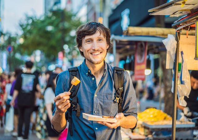 En turist provar koreansk streetfood