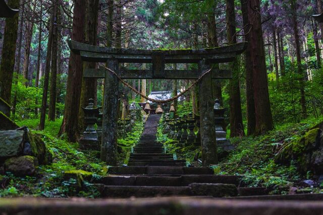 De gamla stentrapporna vid Kamishikimi Kumanoimasu-helgedomen i Kumamoto 