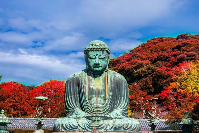 Den stora Buddhastatyn i Kamakura på hösten 