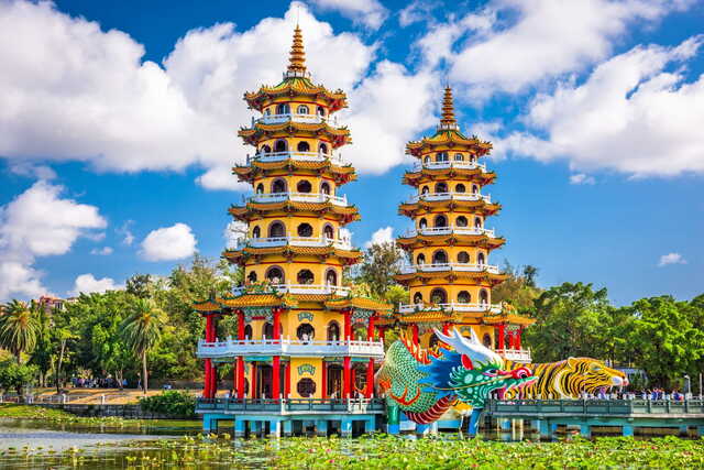 Drak och Tigerpagoderna i Kaohsiung 