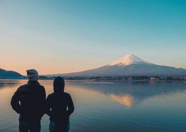 Ett par står framför Mount Fuji.