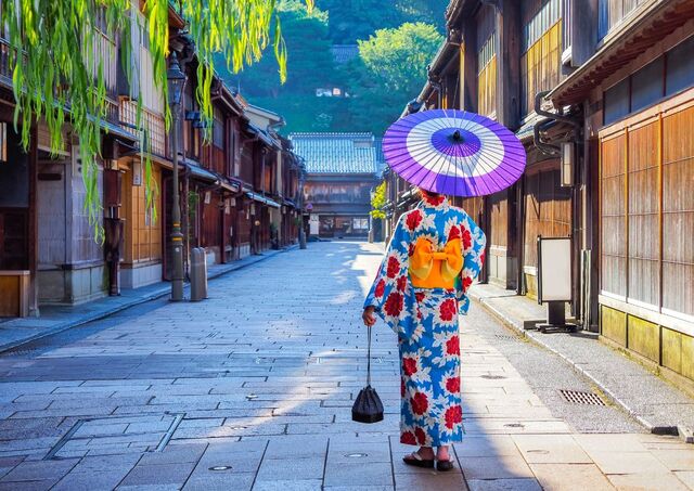 Kvinna klädd i sommarkimono i Higashi Chaya, Kanazawas välbevarade geishadistrikt i Japan.